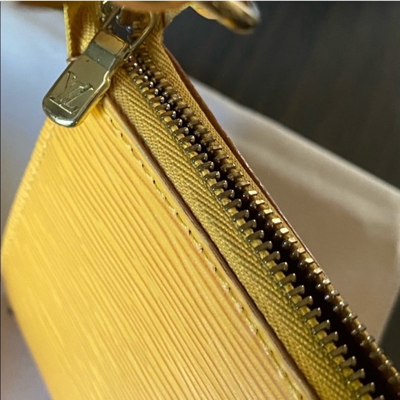 Louis Vuitton Epi Leather Pouchette - Picture 11 of 17